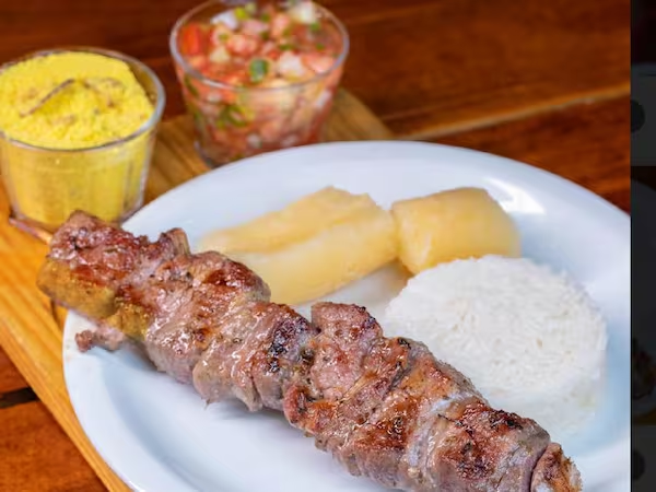 Espeto primezinho de alcatra com arroz, farofa, vinagrete e mandioca